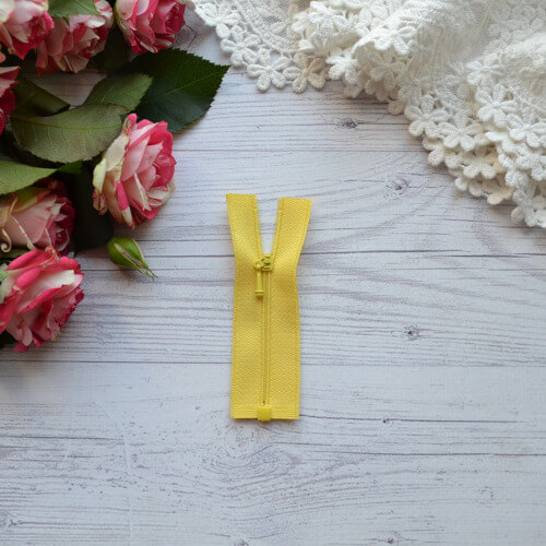 • Молния для кукольной одежды желтая. Размер 8 * 2,4 см Цена указана за 1 шт.