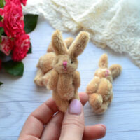 Зайка для ляльки коричневий 8 см із вушками ALB47