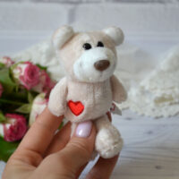 Іграшка для ляльки Ведмедик із сердечком 11см ALB76