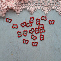 Пряжка для лялькового одягу метелик 11*7мм червона