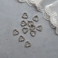 Пряжка для лялькового одягу срібне серце зі стразами 15*15мм 1шт MF002