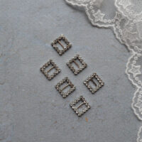 Пряжка для лялькового одягу срібний квадрат зі стразами 12*12мм 1шт MF003