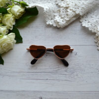 Окуляри для ляльки сонцезахисні сердечка з коричневим склом 8*2.6см ALO73