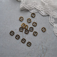 Міні пряжка для лялькового одягу 10*10мм для ременя 5.5мм. Бронза 4шт MF027