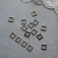 Міні пряжка для лялькового одягу 9*9мм для ременя 5мм срібло зі стразами 1шт. MF006