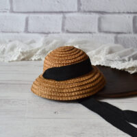 Солом’яний капелюшок для ляльки зі стрічкою темний ⌀ 7см  AH021