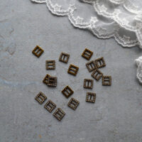 Міні пряжка для лялькового одягу 9*9мм для ременя 5мм бронза зі стразами 1шт. MF007