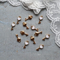 Підвіска ключ  15*6мм білий 1шт PD172