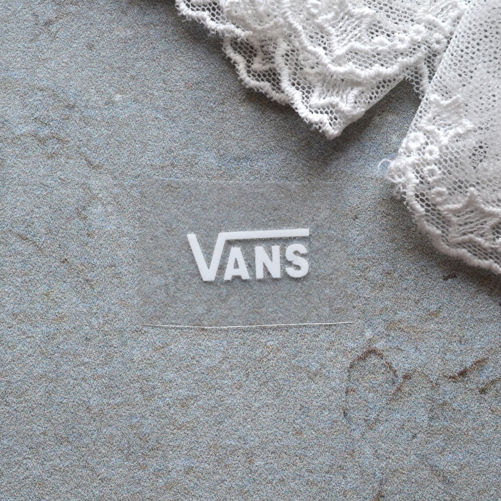 Термонаклейка Vans Біла Розмір 2*1см AT142 • at142 Термонаклейка Vans Біла Розмір 2*1см AT142