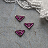 Логотип Prada 13*8 мм фіолетовий 1шт LO025