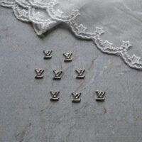 Логотип опуклий  Louis Vuitton  8*8мм срібло 2шт LO035