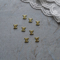 Логотип опуклий  Louis Vuitton  8*8мм жовте золото 2шт LO036