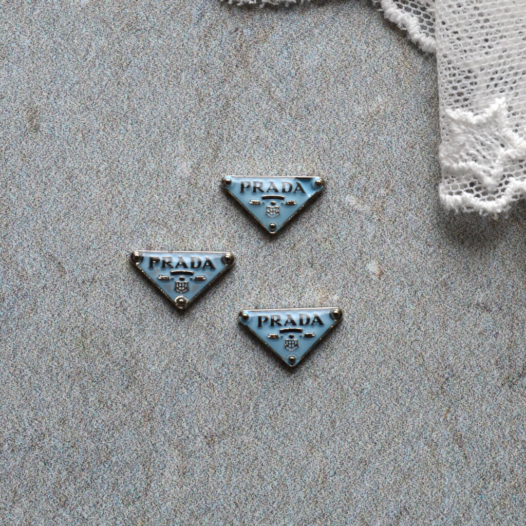 Логотип Prada 12*7 мм блакитний 1шт LO044 • lo044 Логотип Prada 12*7 мм блакитний 1шт LO044