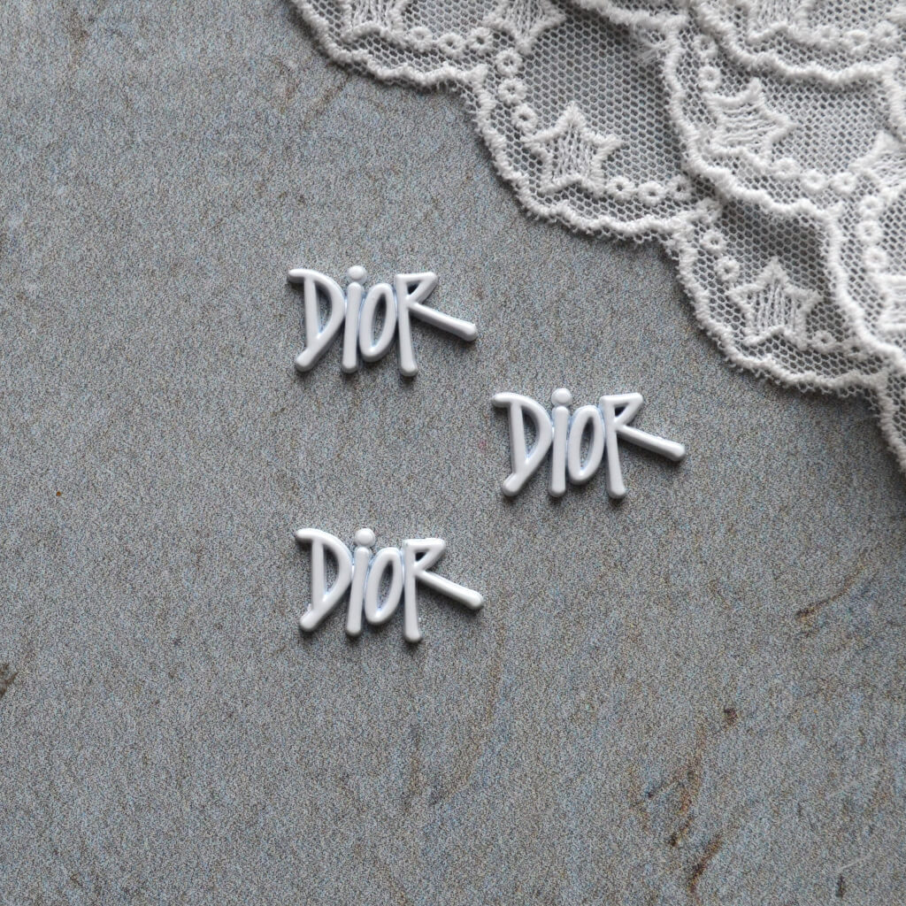 Логотип Dior 20*12мм білий 1шт LO058 • lo058 Логотип Dior 20*12мм білий 1шт LO058