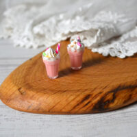 Мініатюрний напій молочний полуничний коктейль 23*13мм AN019