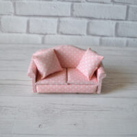 Мініатюрний диван для ляльки рожевий в горох 7*13.5*6см TU007