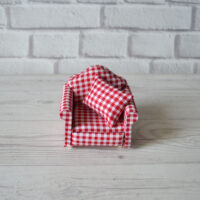 Мініатюрне м’яке крісло для ляльки червоний в клітинку 7*13.5*6см TU009