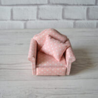 Мініатюрне м’яке крісло для ляльки рожеве в горох 7*13.5*6см TU010