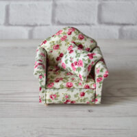 Мініатюрне м’яке крісло для ляльки бежеве з квітами 7*13.5*6см TU013