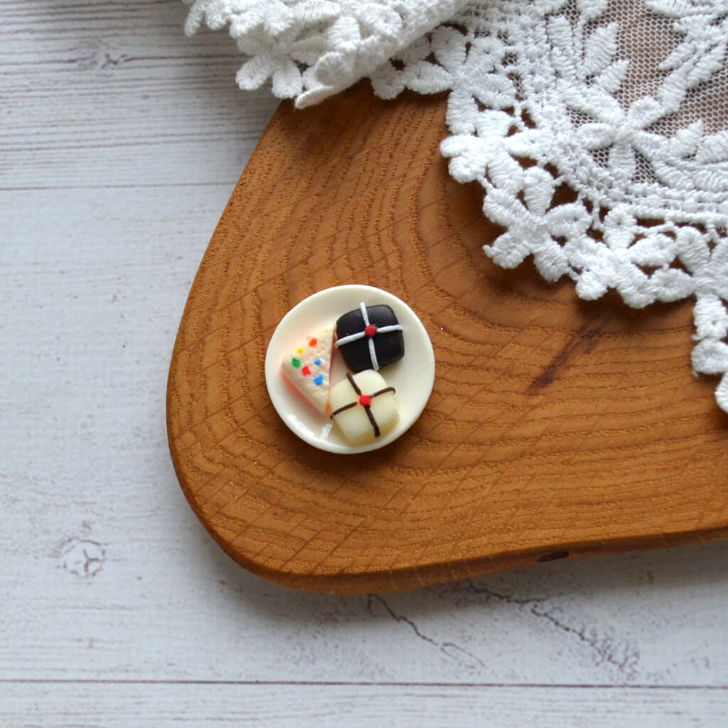 Мініатюра тарілочка з тістечками 25мм AN026 • an026 Мініатюра тарілочка з тістечками 25мм AN026